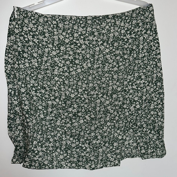 SHEIN Floral Skirt with Small Left Let Slit - Picture 5 of 6